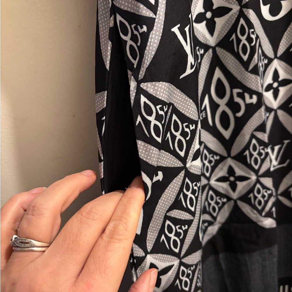 Designer Black and White Patterned Women's Top - Picture 3 of 4